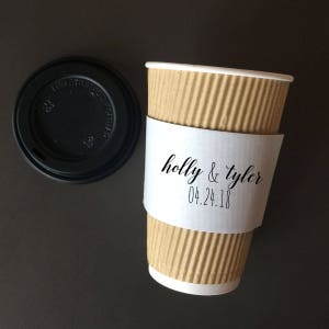 Maniche per caffè bianche stampate personalizzate, tazze marroni da 12 once e coperchi neri - Scegli il tuo design - Kraft bianco riciclato