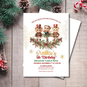 Könnte beinhalten: Eine weiße, rechteckige Geburtstagseinladungskarte mit drei Teddybären in Nussknacker-Kostümen, umgeben von Tannenzweigen und roten Beeren. Der Text lautet: THE SUGAR PLUM FAIRY INVITES YOU TO Anika's 5th Birthday Join us in the Land of Sweets.