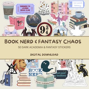 Peut inclure: Ensemble de 50 autocollants sur le thème de l'académie sombre et de la fantaisie. Les autocollants présentent des éléments liés aux livres, comme des tasses à café et des citations. Le texte "Book Nerd & Fantasy Chaos" est affiché.
