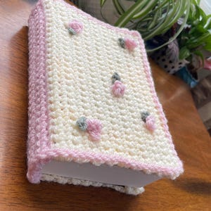 Handgemaakte gehaakte boekhoes: gebloemde boekomslag, discreet lezen