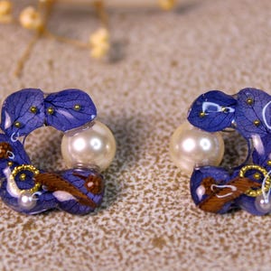 Orecchini di perle floreali blu/orecchini di perle con petali viola/orecchini di fiori veri fatti a mano in stile botanico/regalo unico per lei