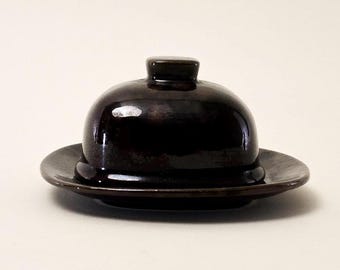 Mantequera Beauceware vintage / Plato de gres con tapa y esmalte oscuro, cerámica de Quebec