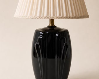 Lámpara Art Déco vintage de cerámica negra con detalles de latón.