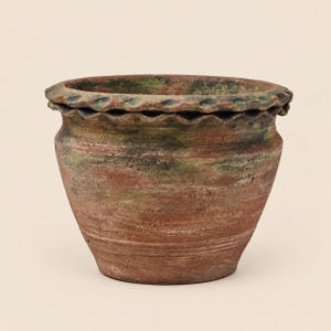 Maceta de terracota vintage con borde festoneado / Maceta rústica de arcilla envejecida