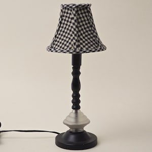 Vintage Holz Spindel Tischlampe: Milchglas Sockel, karierter Schirm