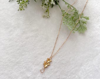 手作りのゴールドフローラルペンダントドロップネックレス