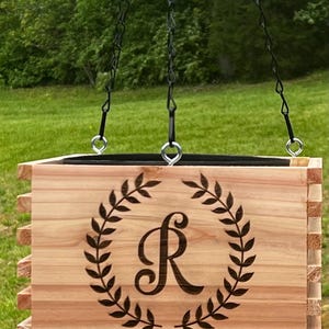 Personalisierte Zedernholz-Blumenampel mit Monogramm | Benutzerdefinierte gravierte Outdoor Garten Dekor | Rustikales Anfangsschild Geschenk