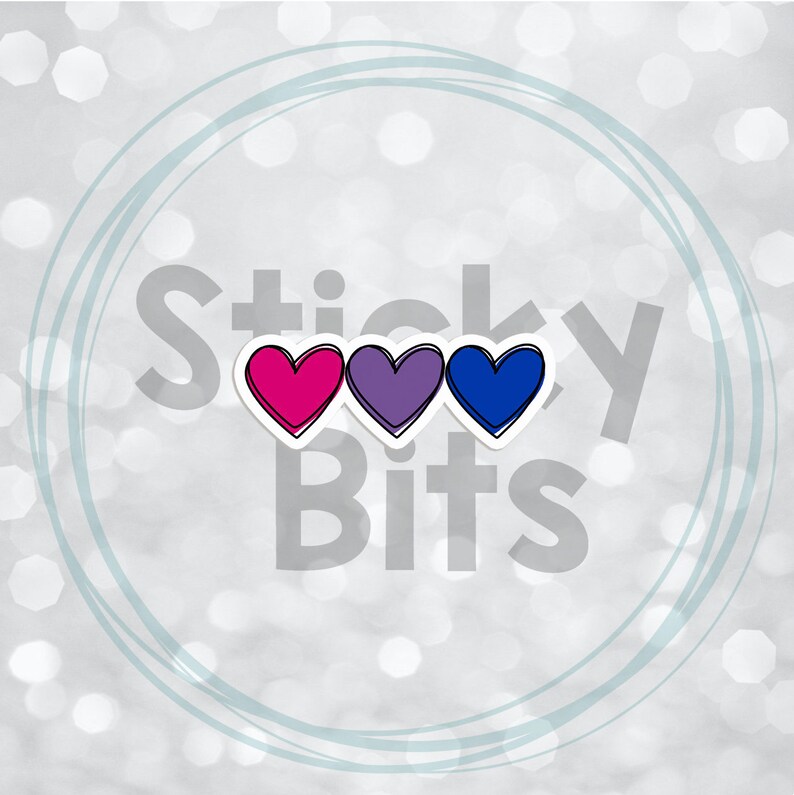 Pu&ograve; includere: Un adesivo con il testo "Sticky Bits" e tre cuori nei colori della bandiera del pride bisessuale: rosa, viola e blu.