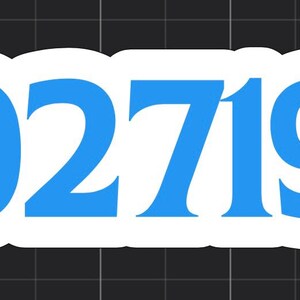 Peut inclure: Un autocollant blanc avec le numéro bleu "02719" sur un fond de grille noire.