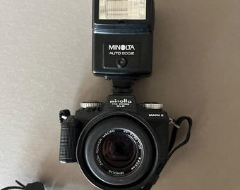 Cámara réflex Minolta Mark II vintage con flash Minolta Auto 200X, 1979.