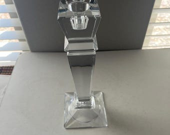 Candelabro antiguo de cristal transparente con diseño Imperio, cortes verticales y tallo multifacético.