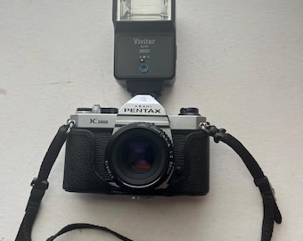 Pentax K1000-camera met 1:2 50 mm Pentax-lens en Vivitar Auto 2600-flitser