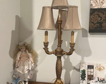 Lámpara de mesa estilo buffet vintage de 4 brazos con candelabro y marco con acabado dorado ornamentado.