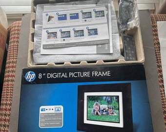 Nieuw HP 8-inch digitaal fotolijstalbum met een contrastrijk lcd-scherm.