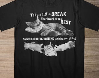 Camiseta de gato de alta calidad con frase sarcástica y divertida. Camiseta con meme de humor sarcástico de gato tonto y soñoliento.