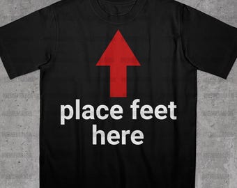 Platzieren Sie Füße hier Shirt, lustiges Sprichwort Shirt, mutiges Statement Shirt, ironisches Zitat Shirt, Dummes Meme Shirt, lustiger Typ Geschenk, lustiges Meme Shirt
