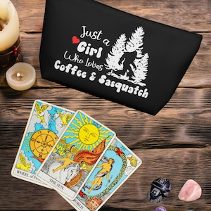 Bolsas protectoras para cartas del tarot y del oráculo 'Just a Girl Who Loves Coffee & Sasquatch'. Regalo para amigos espirituales. Hermosas bolsas protectoras.