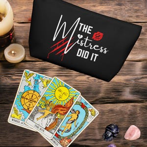 Tarot und Orakelkarten Schutzbeutel 'The Mistress Did It'. True Crime Design. Geschenk für spirituelle Freunde. Schöne Reisetaschen.