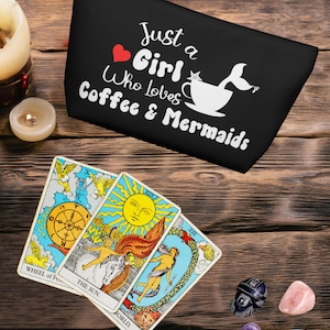 Bolsas protectoras para cartas del tarot y del oráculo. "Just a Girl Who Loves Coffee & Mermaids". Regalo para amigos espirituales. Hermosas bolsas de viaje.