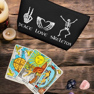 Pochettes de protection pour cartes Tarot et Oracle « Peace Love Skeleton ». Honorez votre pratique. Cadeau pour les amis spirituels. Beaux sacs de voyage.
