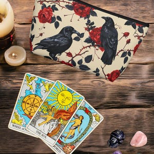 Pochettes de protection pour cartes Tarot et Oracle « Corbeaux et roses ». Honorez votre pratique. Cadeau parfait pour les amis spirituels. Beau sac de voyage.
