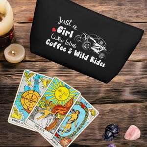Bolsas protectoras para cartas del tarot y del oráculo. "Just a Girl Who Loves Coffee & Wild Rides". Regalo para amigos espirituales. Hermosas bolsas de viaje.