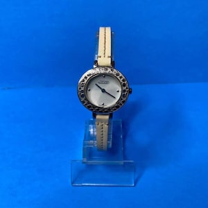 Orologio da donna COACH SIGNATURE con quadrante argento svizzero, cassa in acciaio inossidabile e cinturino in pelle
