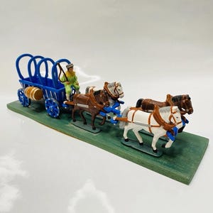 Vintage Pferdewagen mit Fässern, Blech, 4 Pferde, blauer Wagen