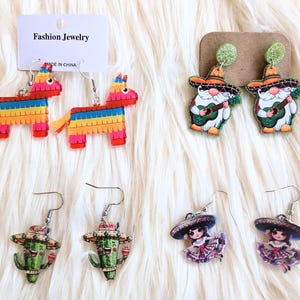 Brincos de Cinco de Mayo, brincos de pinhata, brincos de sombrero. Cactos cantando com morracas, velho tocando violão.