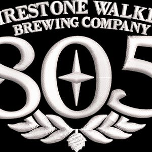 Puede incluir: Un parche bordado con el texto blanco Firestone Walker Brewing Company arqueado sobre el gran número blanco 805. El cero es reemplazado por una estrella de cuatro puntas y un diseño estilizado de espiga de trigo se encuentra debajo sobre un fondo negro.