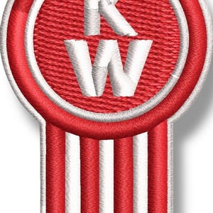 以下が含まれることがあります： 赤と白の刺繍パッチで、円の中に「KW」の文字があります。パッチは縦縞模様です。