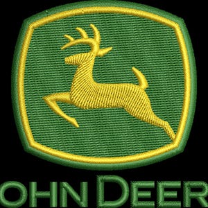 Puede incluir: Parche bordado con el logotipo de John Deere. El diseño presenta un ciervo amarillo saltando dentro de un escudo verde, contorneado en amarillo. El texto "JOHN DEERE" está bordado en verde debajo del logotipo, sobre un fondo negro.