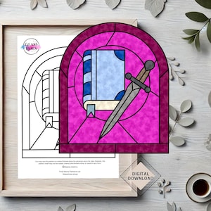 Może przedstawiać: Drukowalna strona do kolorowania przedstawiająca witraż z książką i mieczem. Projekt jest w różowo-niebiesko-białej kolorystyce. Tekst "Glass Times" jest widoczny w lewym górnym rogu strony.