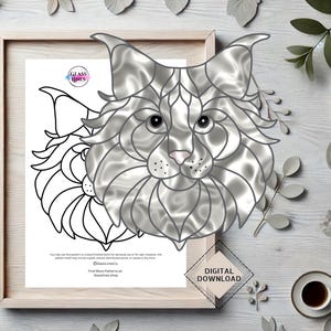 Peut inclure: Une illustration en noir et blanc d'un visage de chat, avec une image de style vitrail gris et blanc d'un visage de chat superposée. L'image en vitrail a un motif tourbillonnant et un nez rose.