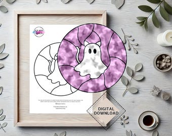 Puede incluir: Un patrón de vitral imprimible con un fantasma sobre un fondo morado. El patrón está delineado en negro y listo para ser coloreado.