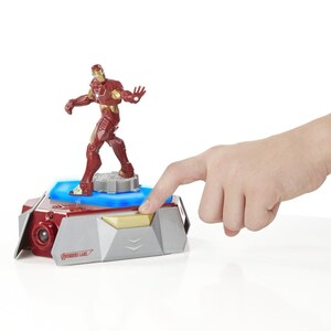 Puede incluir: Una figura de acci&oacute;n de Iron Man roja y dorada se encuentra sobre una base gris y roja con una luz azul. La base tiene un bot&oacute;n dorado y el texto "Avengers Labs".