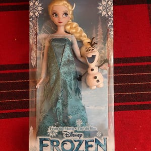Disney Store Frost 30 cm Elsa klassisk docka med Olaf bild 1