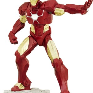 Puede incluir: Figura de acci&oacute;n de Iron Man en rojo y dorado. La figura est&aacute; en una pose din&aacute;mica, con un brazo extendido y el otro doblado. La figura est&aacute; sobre una base gris. La armadura tiene detalles dorados.