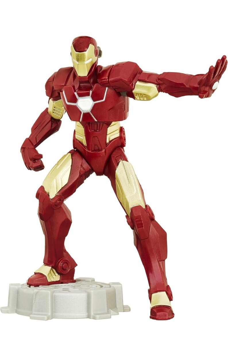 Puede incluir: Figura de acci&oacute;n de Iron Man en rojo y dorado. La figura est&aacute; en una pose din&aacute;mica, con un brazo extendido y el otro doblado. La figura est&aacute; sobre una base gris. La armadura tiene detalles dorados.