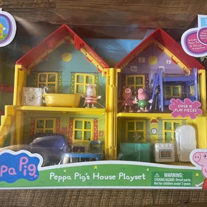 Op de afbeelding: Een Peppa Pig speelset met een huis van twee verdiepingen met meer dan 15 speelstukken. Het huis is geel en blauw met rode accenten. De speelset bevat figuren van Peppa Pig en haar familie.