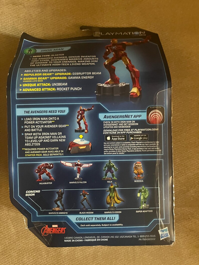 Puede incluir: Parte trasera de un paquete de figuras de acci&oacute;n de Iron Man. El paquete presenta una figura de Iron Man roja y dorada, con texto que describe las habilidades y mejoras del personaje. Tambi&eacute;n se muestran otras figuras de los Vengadores.