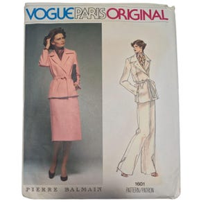 Pode incluir: Padrão de costura vintage Vogue Paris Original com um design de Pierre Balmain. O padrão inclui ilustrações de um fato de saia rosa e um fato de calças branco. O número do padrão é 1601.