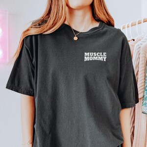 Muscle Mommy Pocket Shirt, Comfort Colors Shirt, Pump Cover, Oversized Gym Shirt, Weightlifting Shirt, Mom Gym Shirt