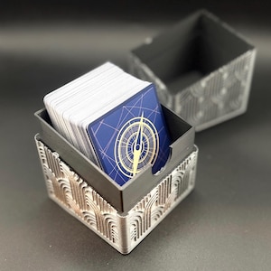 Caja de mazo TCG estilizada / Diseño negro y plateado / Compatible con cartas con funda