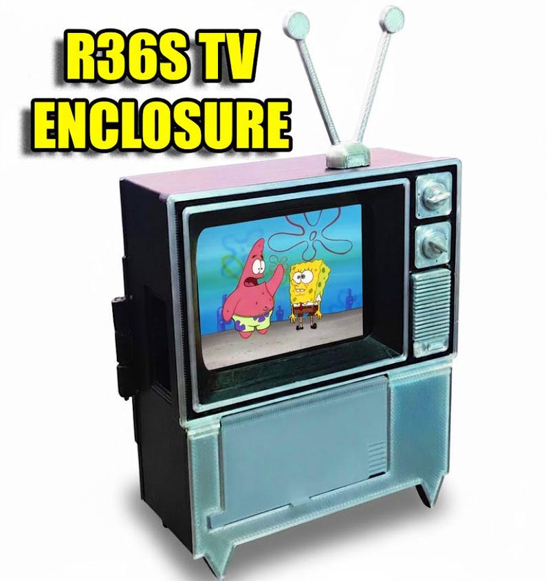 Puede incluir: Un recinto de TV en miniatura de estilo retro con el texto "R36S TV ENCLOSURE" en amarillo. La pantalla muestra una escena de dibujos animados con Bob Esponja y Patricio Estrella. El televisor tiene una parte superior rosa, una antena plateada y una base azul claro.