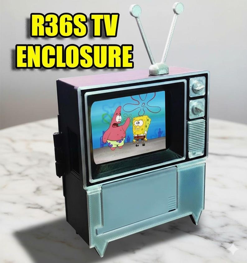 Puede incluir: Una peque&ntilde;a carcasa de TV con el texto "R36S TV ENCLOSURE" en amarillo. La pantalla muestra una caricatura con Bob Esponja y Patricio Estrella. La carcasa es negra con una parte superior rosa y una parte delantera azul claro.