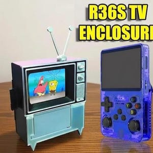 Puede incluir: Un encapsulado de TV de estilo retro con una pantalla que muestra una escena de dibujos animados, junto a un dispositivo de juego port&aacute;til azul. El televisor tiene una parte superior rosa, una base azul claro y una antena plateada. El dispositivo port&aacute;til tiene una pantalla negra y botones de control.