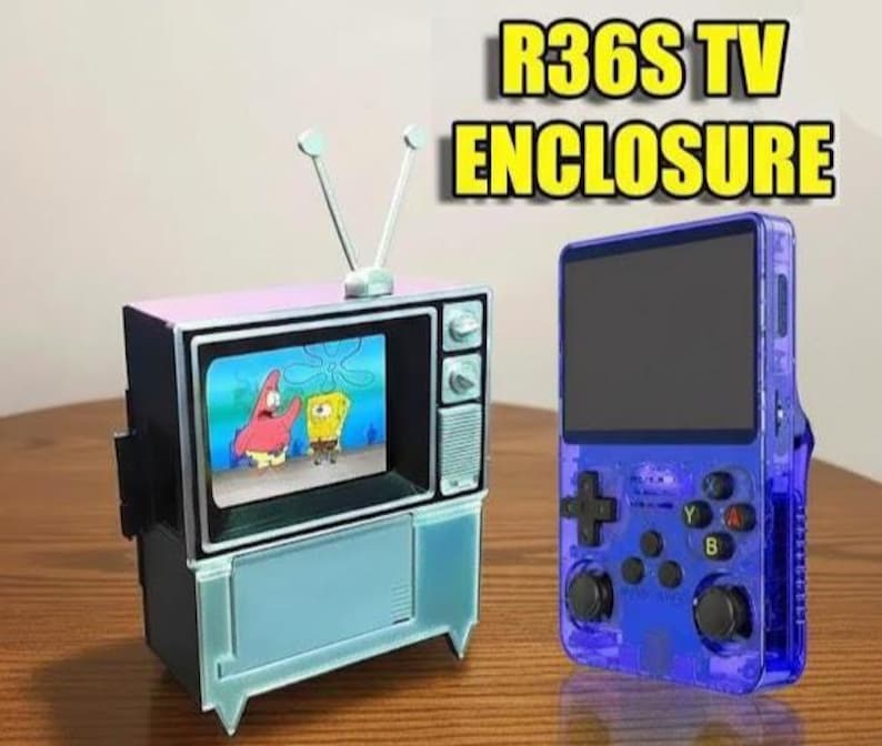 Puede incluir: Un encapsulado de TV de estilo retro con una pantalla que muestra una escena de dibujos animados, junto a un dispositivo de juego port&aacute;til azul. El televisor tiene una parte superior rosa, una base azul claro y una antena plateada. El dispositivo port&aacute;til tiene una pantalla negra y botones de control.