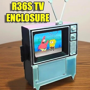 Puede incluir: Un peque&ntilde;o recinto de TV con una pantalla que muestra personajes de Bob Esponja. El recinto es una mezcla de rosa, negro y azul claro, con una antena plateada. El texto "R36S TV ENCLOSURE" se muestra en la parte superior.