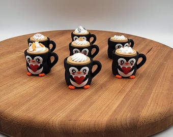 Llavero con forma de pingüino con forma de taza de chocolate caliente